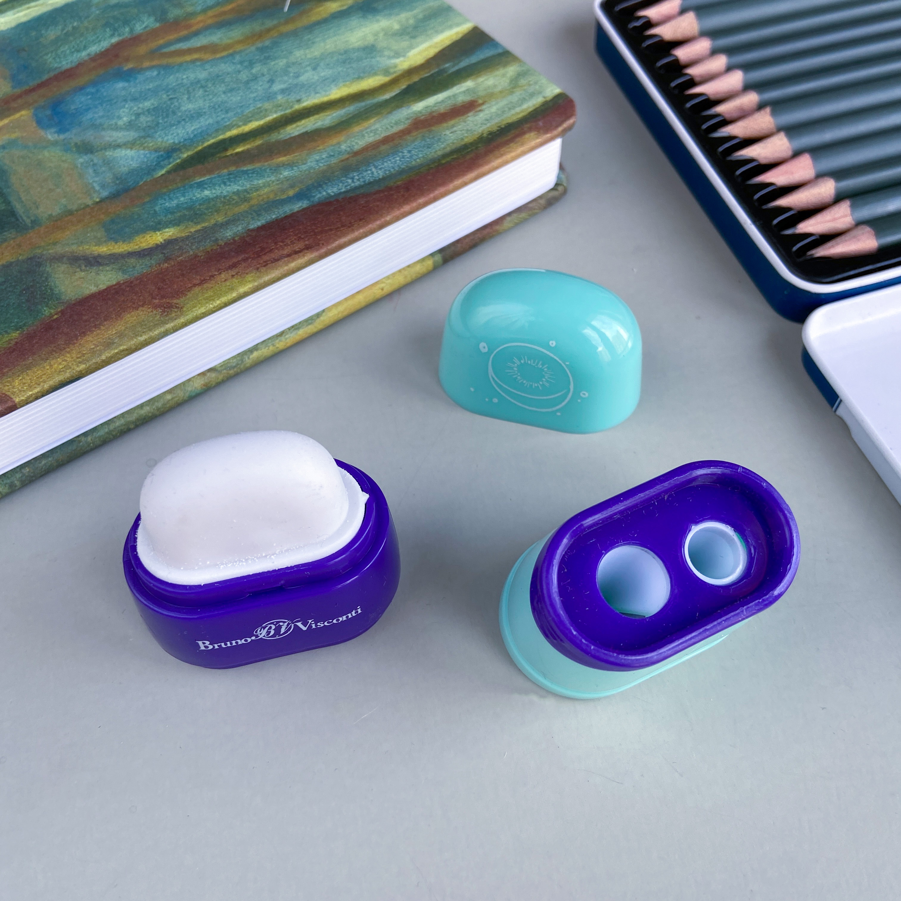 ТОЧИЛКА С КОНТЕЙНЕРОМ И ЛАСТИКОМ, 2 ОТВЕРСТИЯ "ФРУКТИКИ" (4 ВИДА) ТОЧИЛКА С КОНТЕЙНЕРОМ И ЛАСТИКОМ, 2 ОТВЕРСТИЯ "ФРУКТИКИ" (4 ВИДА)