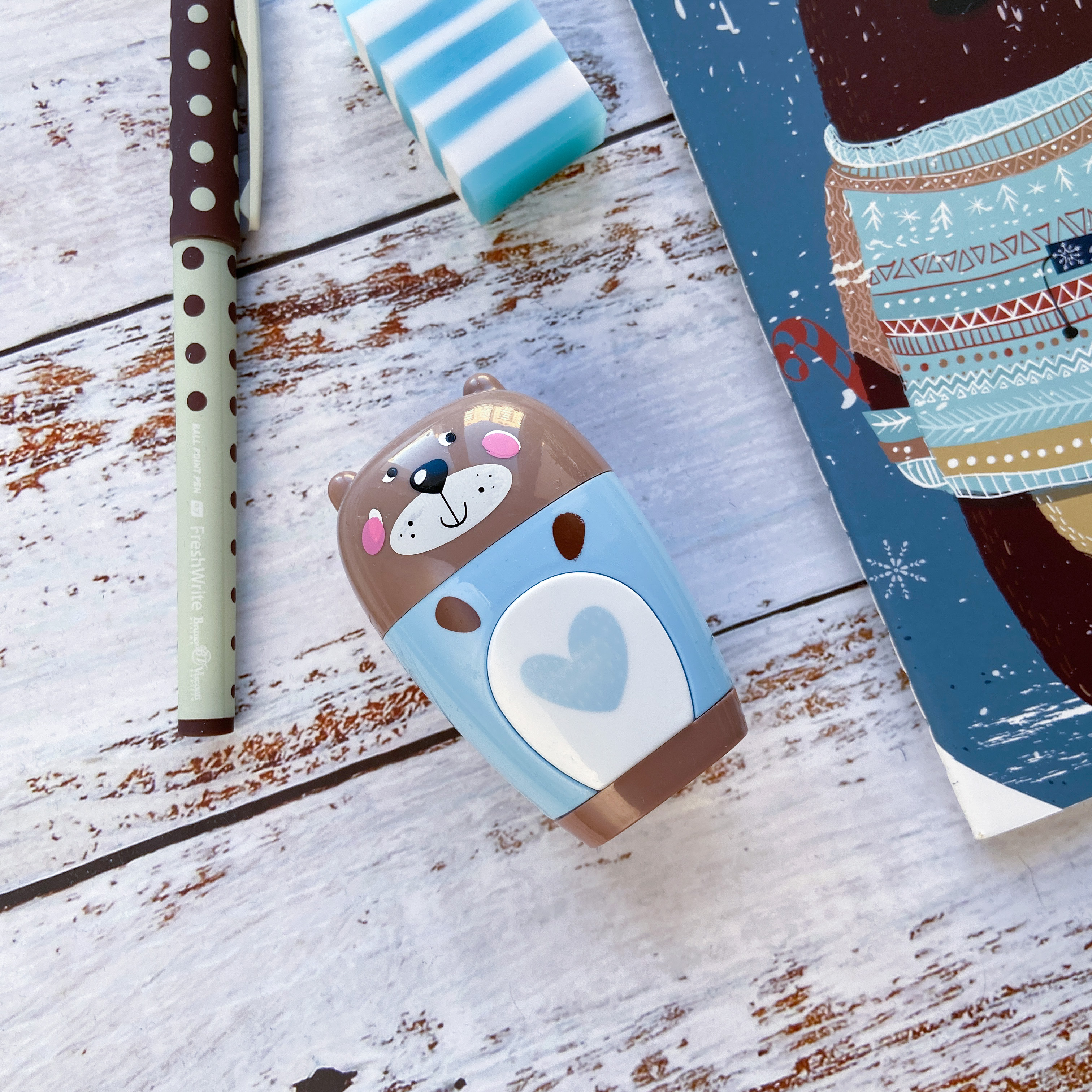 ТОЧИЛКА С КОНТЕЙНЕРОМ И ЛАСТИКОМ, 1 ОТВЕРСТИЕ "ЗВЕРУШКИ" (4 ВИДА) ТОЧИЛКА С КОНТЕЙНЕРОМ И ЛАСТИКОМ, 1 ОТВЕРСТИЕ "ЗВЕРУШКИ" (4 ВИДА)