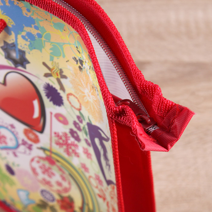 Папка детская с ручками А4 пласт. с рисунком на молнии Модный коллаж Папка детская с ручками А4 пласт. с рисунком на молнии Модный коллаж