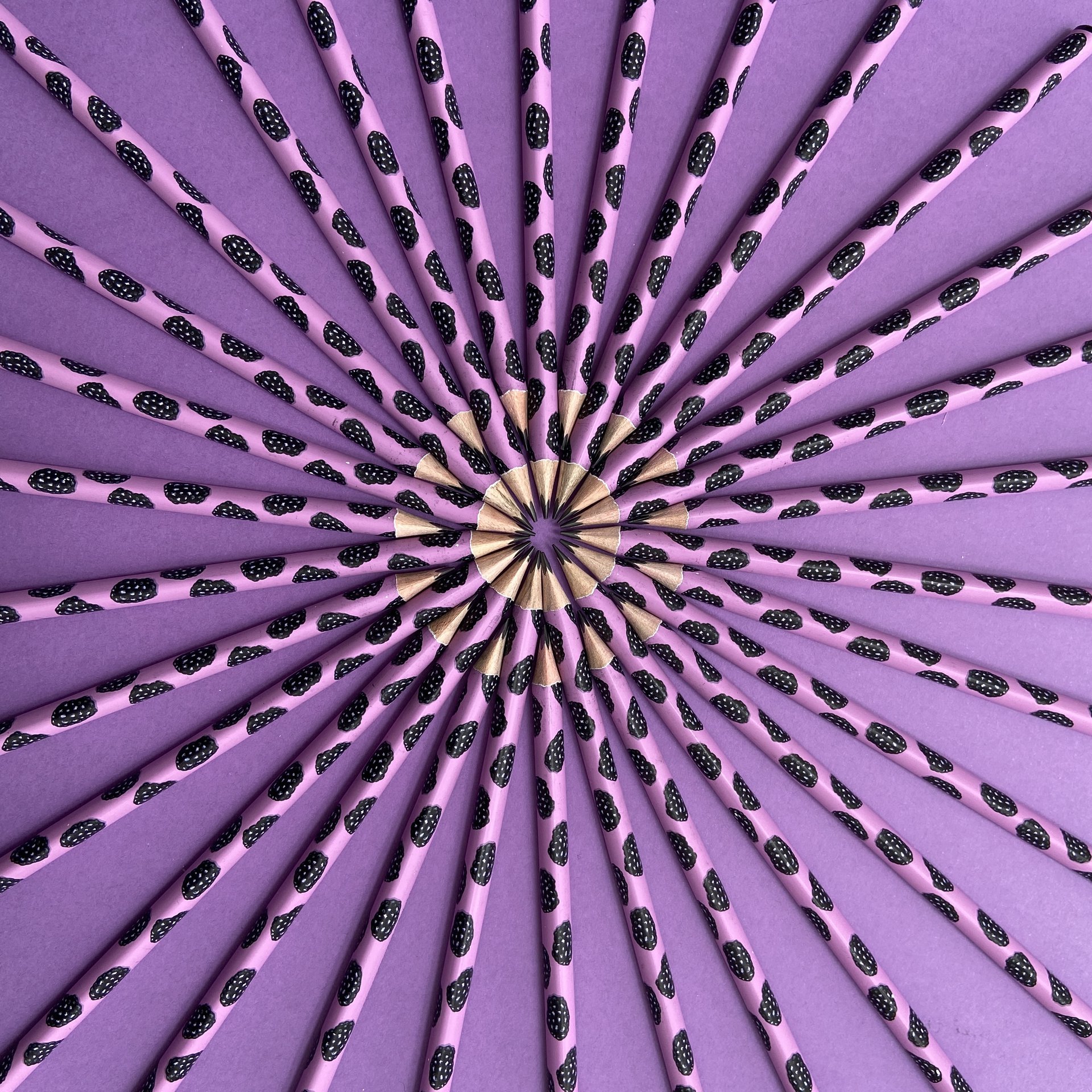 КАРАНДАШ ЧЕРНОГРАФИТОВЫЙ "HappyGraphix. Ягоды. Графика. Ежевика" НВ КАРАНДАШ ЧЕРНОГРАФИТОВЫЙ "HappyGraphix. Ягоды. Графика. Ежевика" НВ