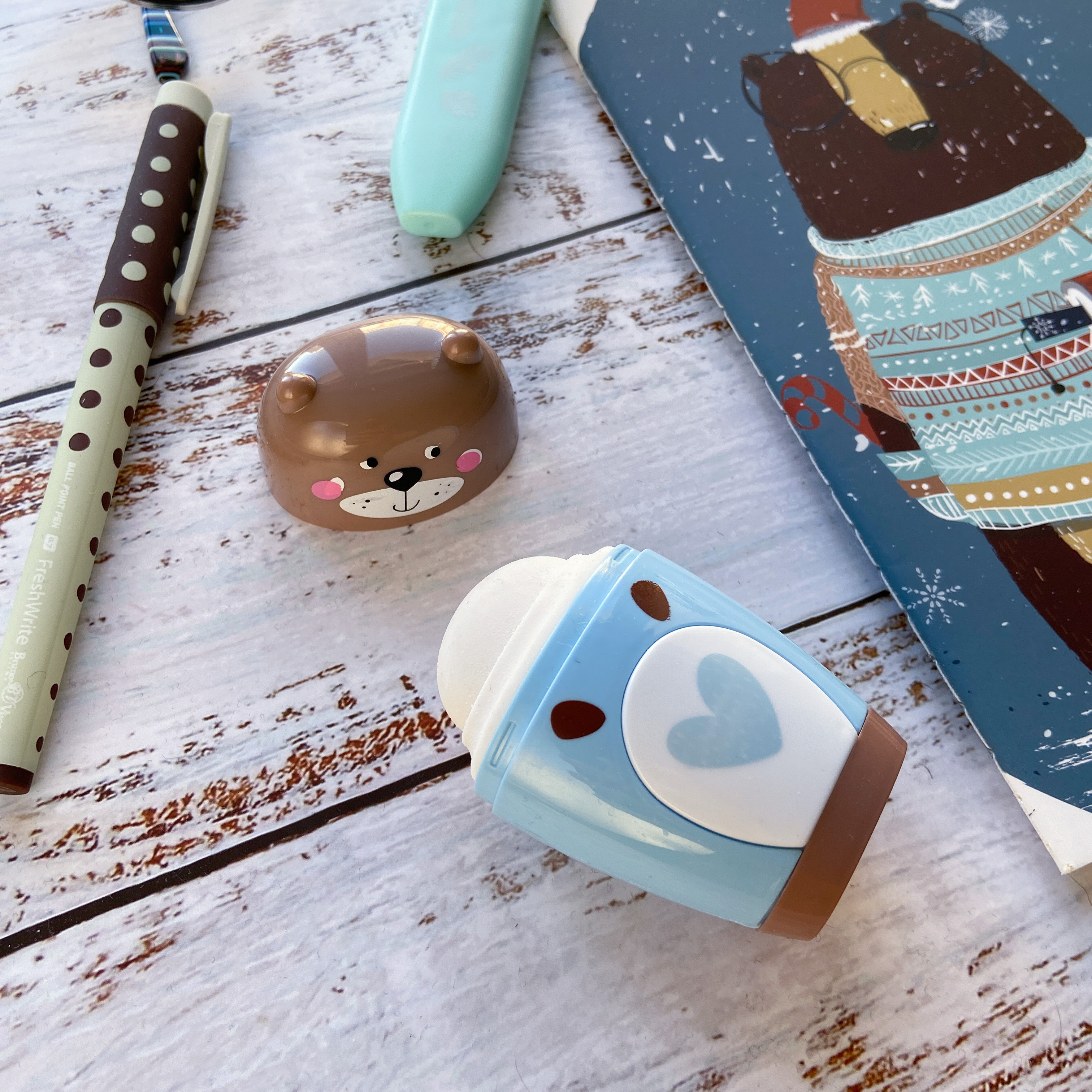 ТОЧИЛКА С КОНТЕЙНЕРОМ И ЛАСТИКОМ, 1 ОТВЕРСТИЕ "ЗВЕРУШКИ" (4 ВИДА) ТОЧИЛКА С КОНТЕЙНЕРОМ И ЛАСТИКОМ, 1 ОТВЕРСТИЕ "ЗВЕРУШКИ" (4 ВИДА)