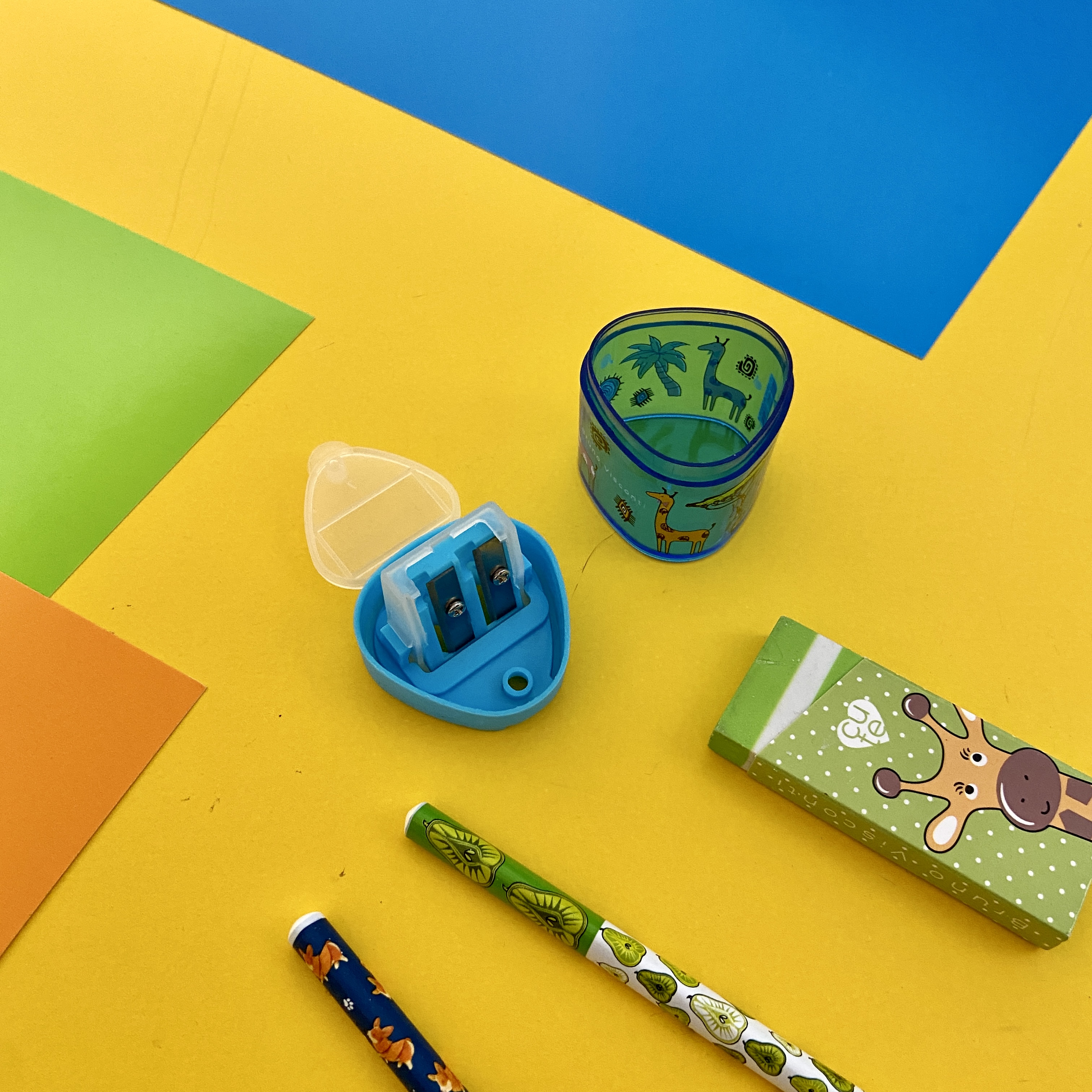 ТОЧИЛКА ТРЕУГОЛЬНАЯ С КОНТЕЙНЕРОМ, 2 ОТВЕРСТИЯ "HAPPYSHARP" (2 цвета) ТОЧИЛКА ТРЕУГОЛЬНАЯ С КОНТЕЙНЕРОМ, 2 ОТВЕРСТИЯ "HAPPYSHARP" (2 цвета)