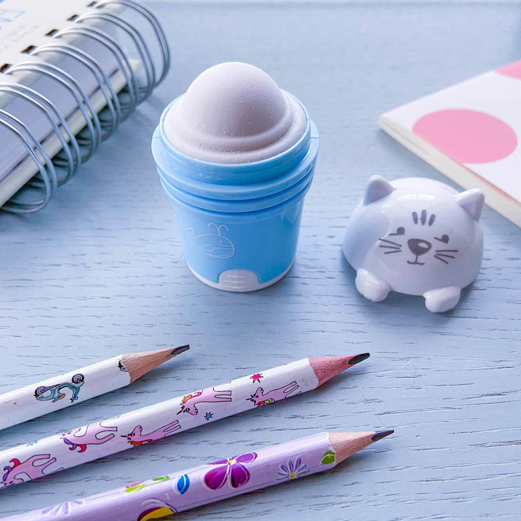 ТОЧИЛКА С КОНТЕЙНЕРОМ И ЛАСТИКОМ, 1 ОТВЕРСТИЕ "КОТЯТА" (4 ВИДА)