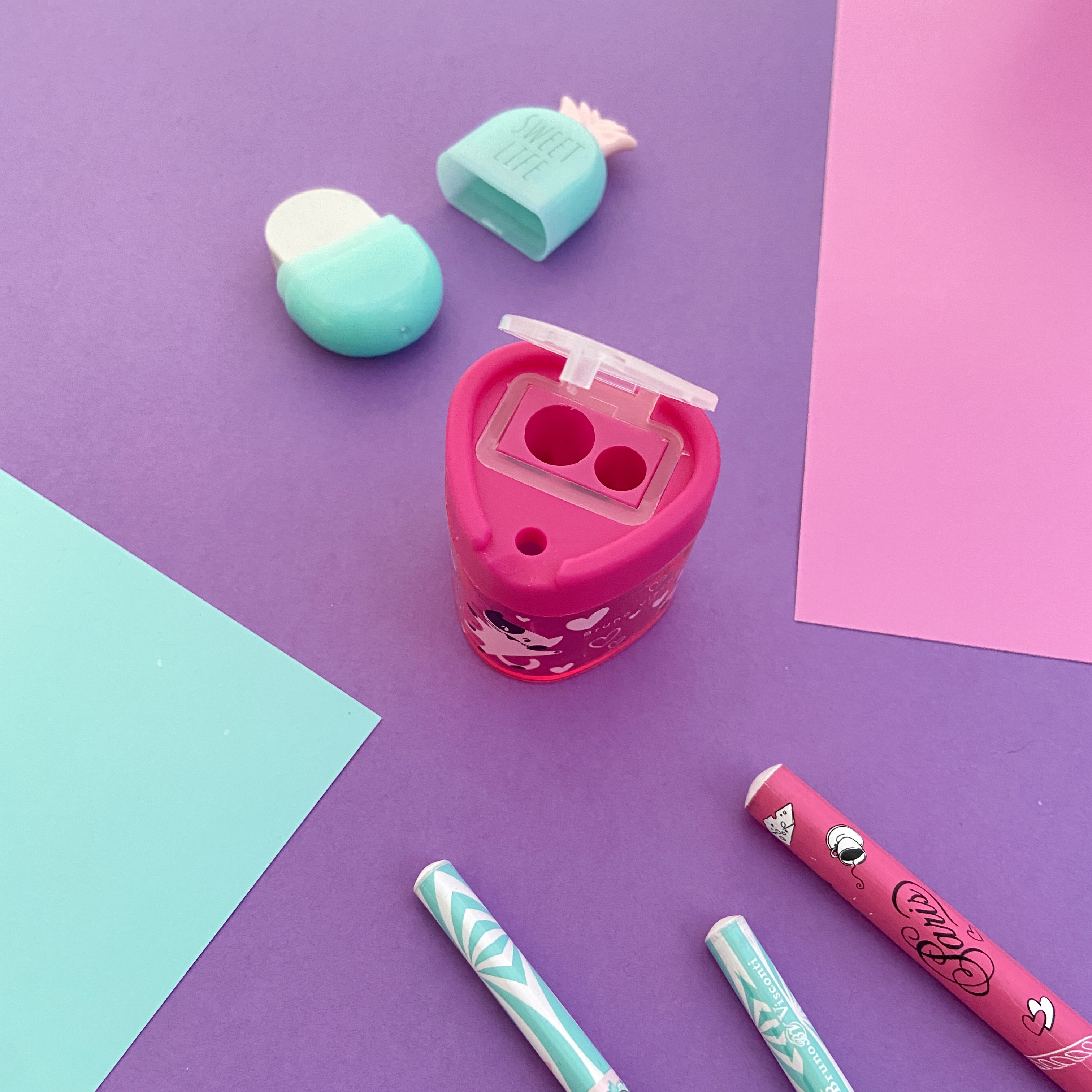 ТОЧИЛКА ТРЕУГОЛЬНАЯ С КОНТЕЙНЕРОМ, 2 ОТВЕРСТИЯ "HAPPYSHARP" (2 цвета) ТОЧИЛКА ТРЕУГОЛЬНАЯ С КОНТЕЙНЕРОМ, 2 ОТВЕРСТИЯ "HAPPYSHARP" (2 цвета)