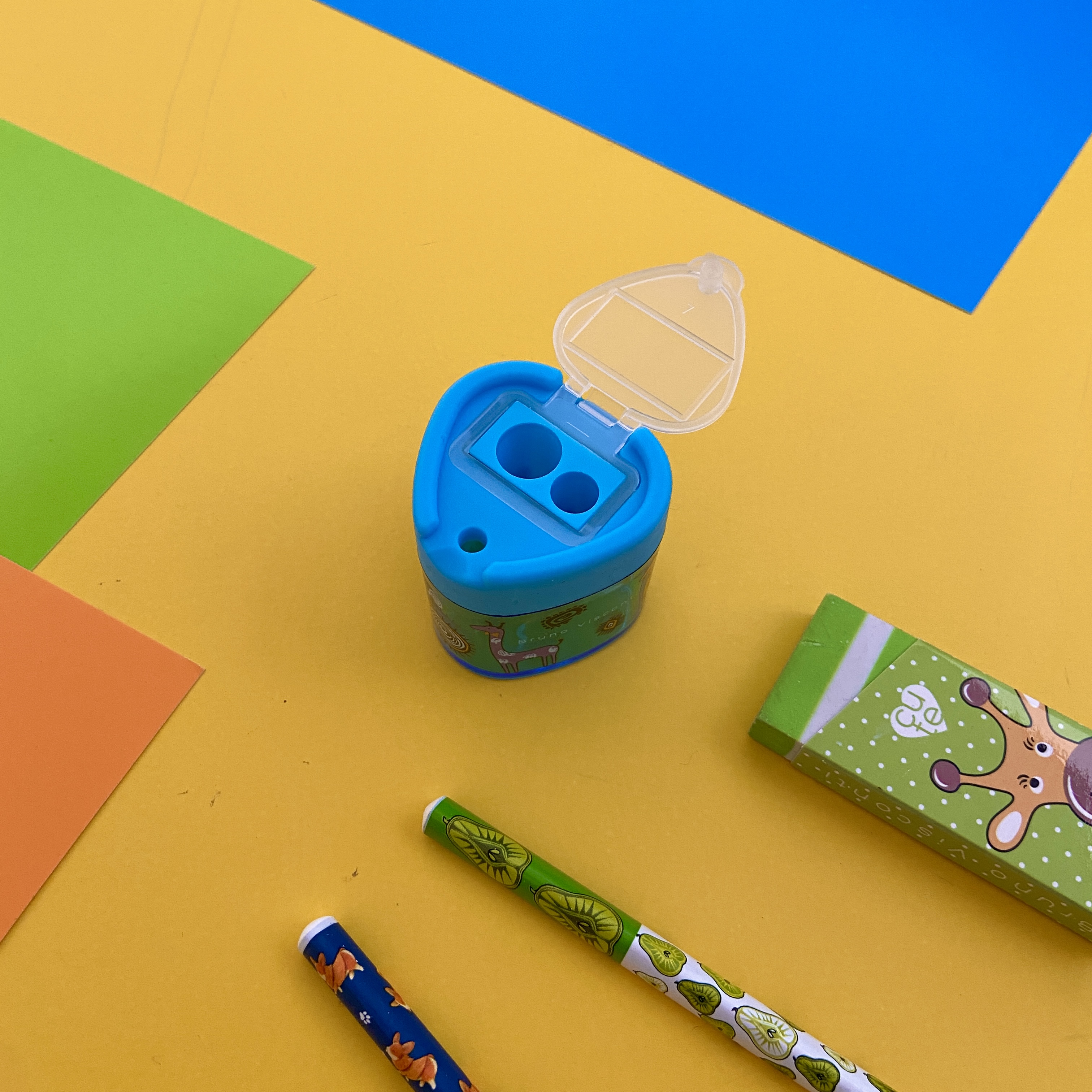 ТОЧИЛКА ТРЕУГОЛЬНАЯ С КОНТЕЙНЕРОМ, 2 ОТВЕРСТИЯ "HAPPYSHARP" (2 цвета) ТОЧИЛКА ТРЕУГОЛЬНАЯ С КОНТЕЙНЕРОМ, 2 ОТВЕРСТИЯ "HAPPYSHARP" (2 цвета)