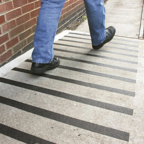 Клейкая ПРОТИВОСКОЛЬЗЯЩАЯ зернистая лента 25 мм х 5 м, ЧЕРНАЯ, основа ПВХ, Клейкая ПРОТИВОСКОЛЬЗЯЩАЯ зернистая лента 25 мм х 5 м, ЧЕРНАЯ, основа ПВХ,